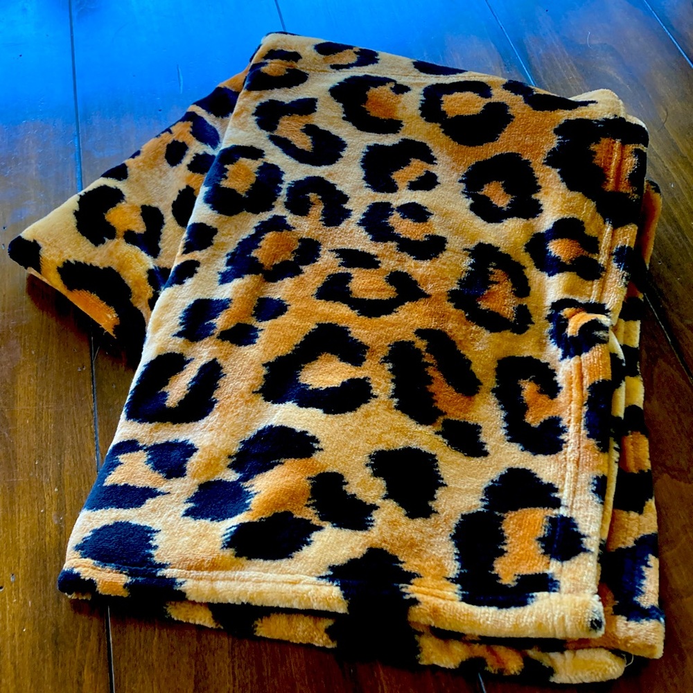 SUPER COZY cheetah print fuzzy blanket